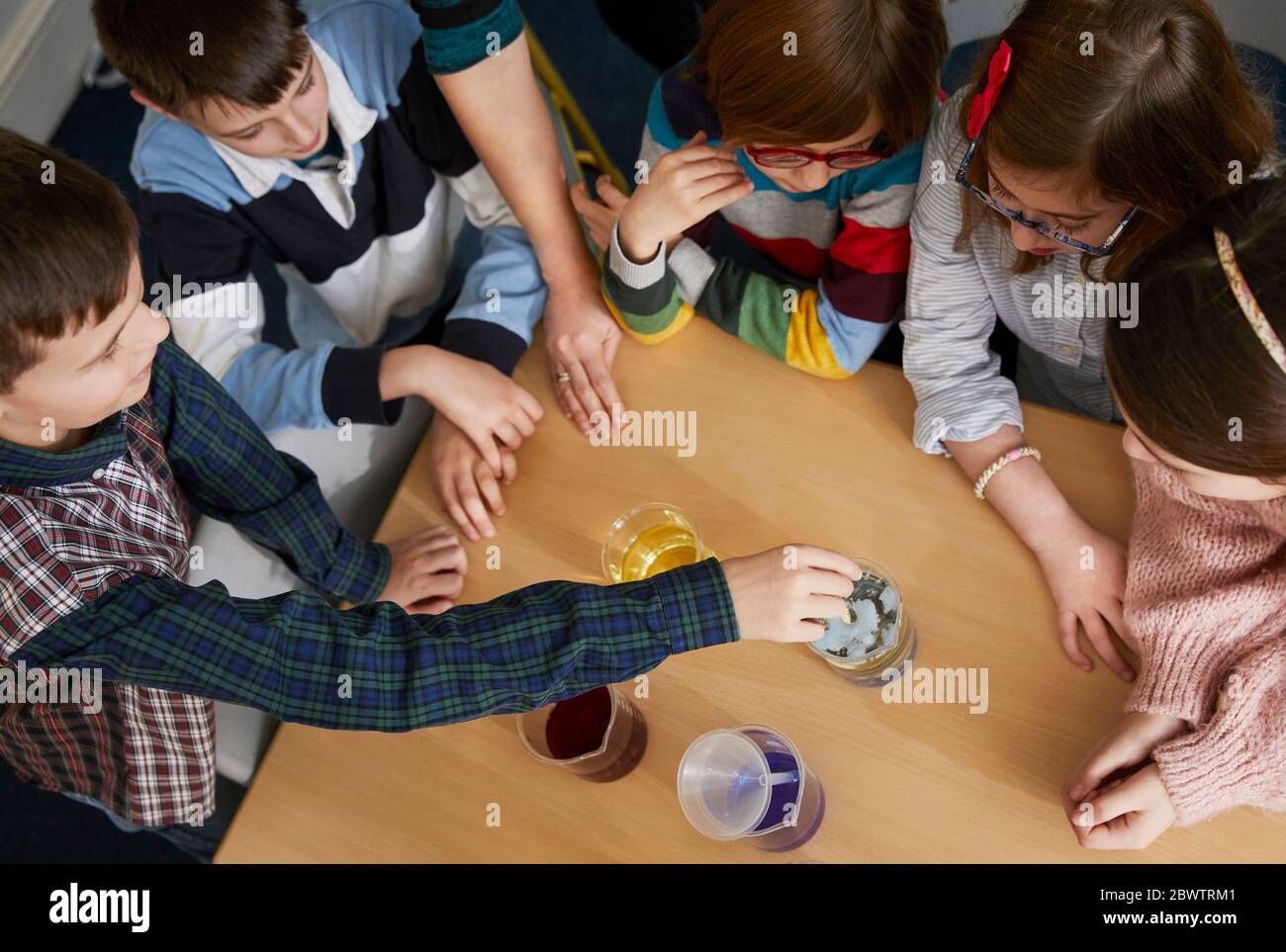 Groupe d'enfants dans une leçon de chimie scientifique Banque D'Images