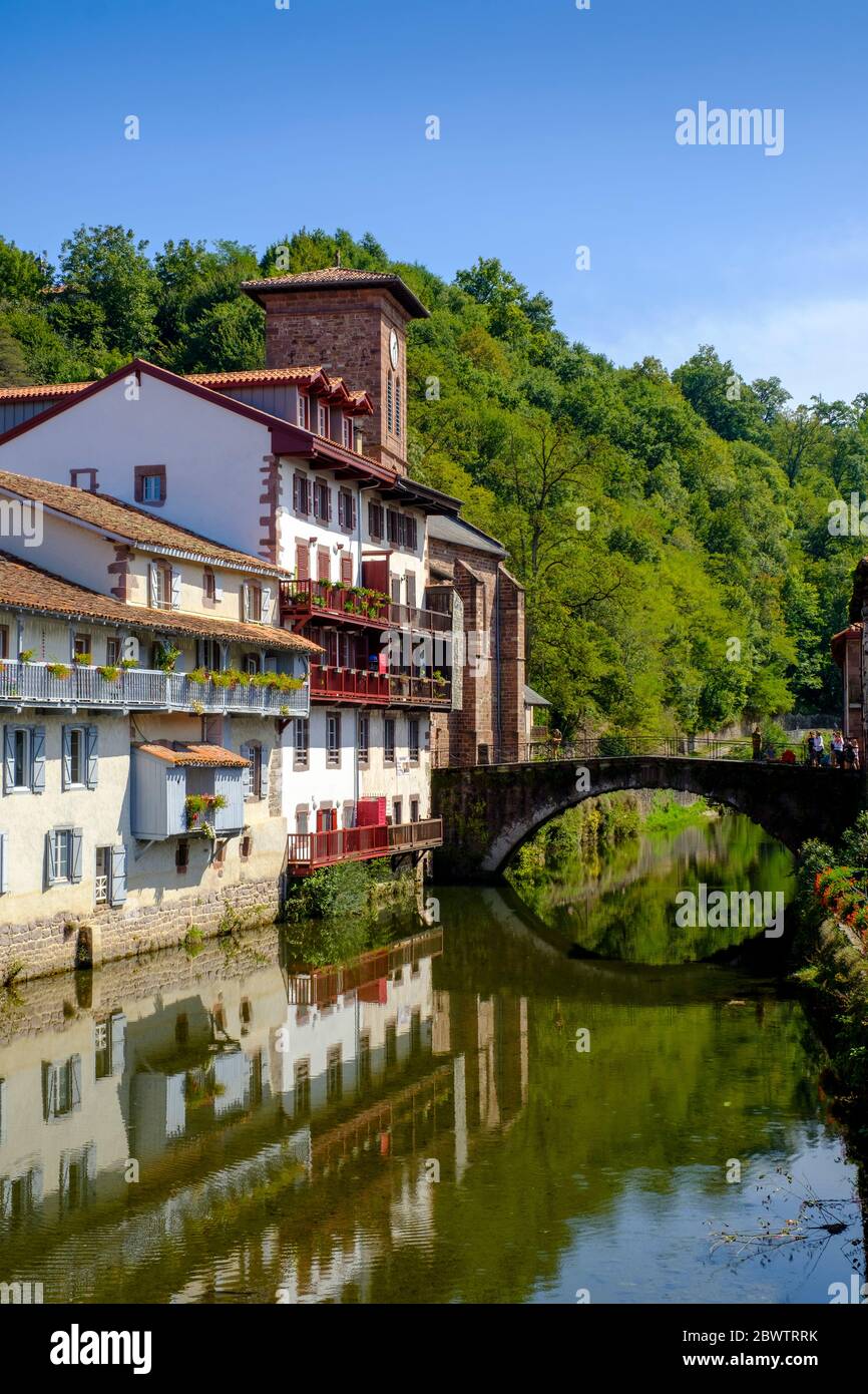 France, Pyrénées-Atlantiques, Saint-Jean-pied-de-Port, maisons anciennes et Pont Saint Jean qui se reflète dans le canal de Nive Banque D'Images
