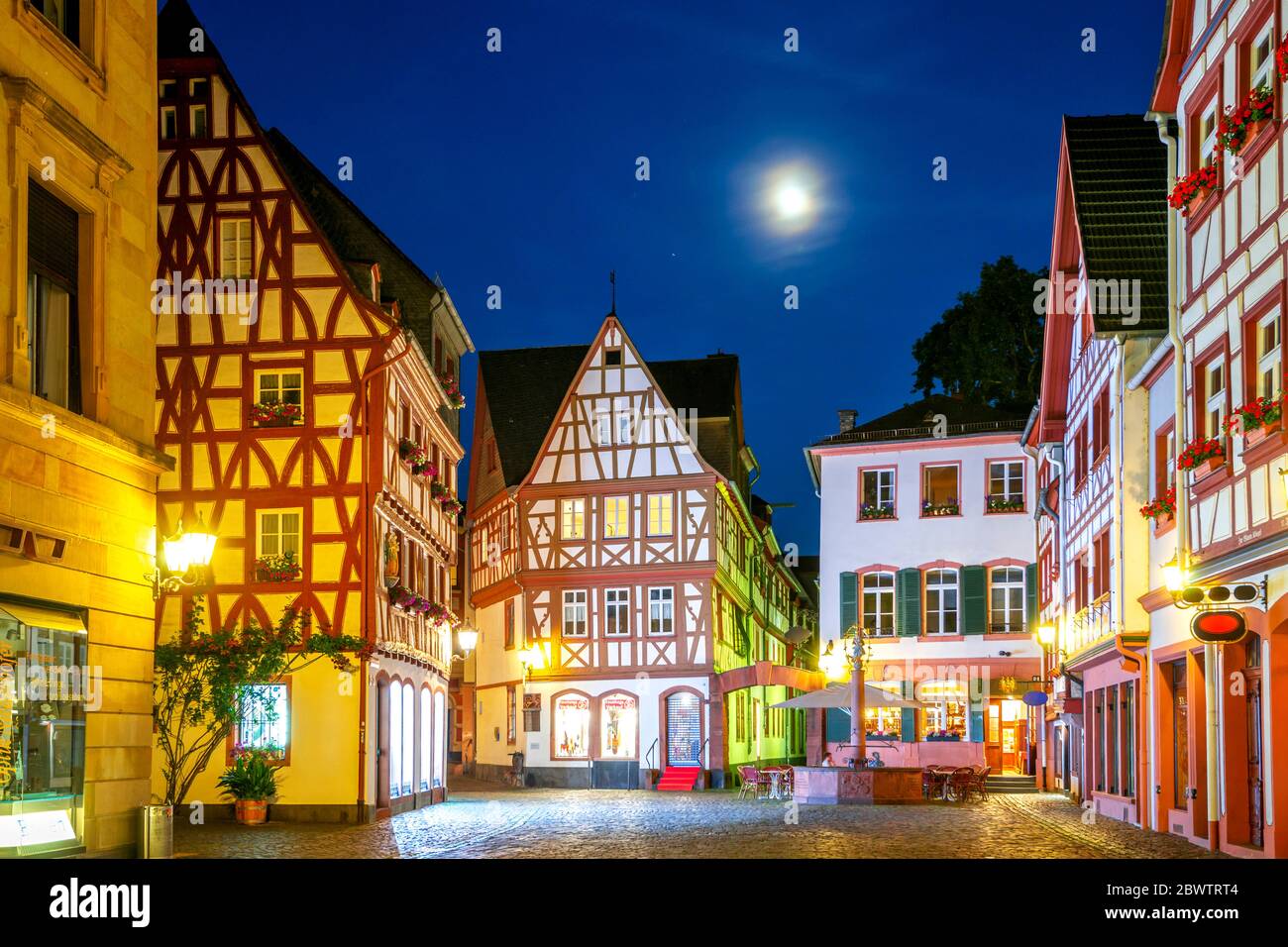 Allemagne, Rhénanie-Palatinat, Mayence, maisons à colombages sur la vieille rue illuminée de la ville la nuit Banque D'Images