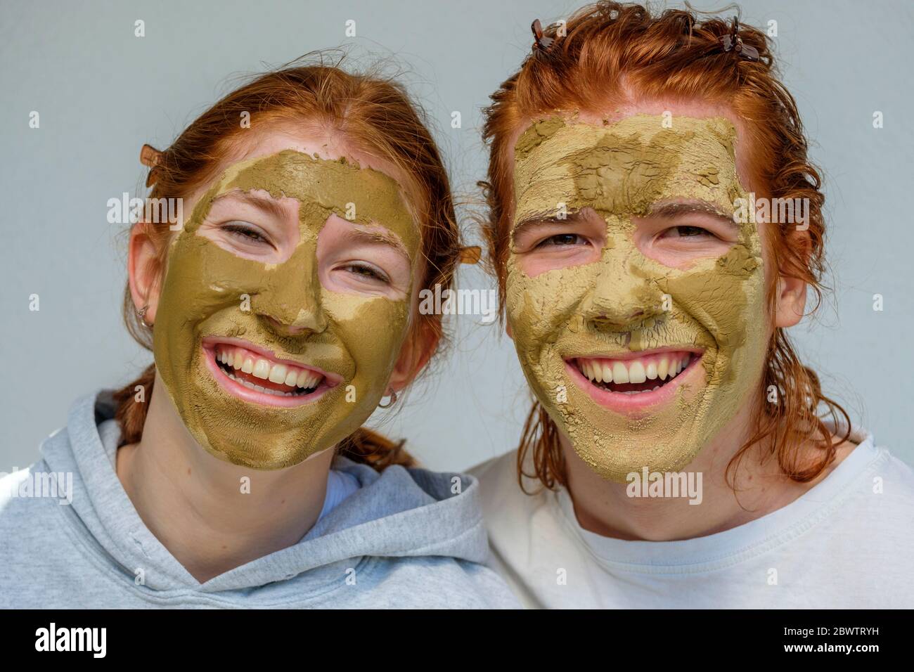 Portrait de frère et sœur riant avec masques faciaux Banque D'Images