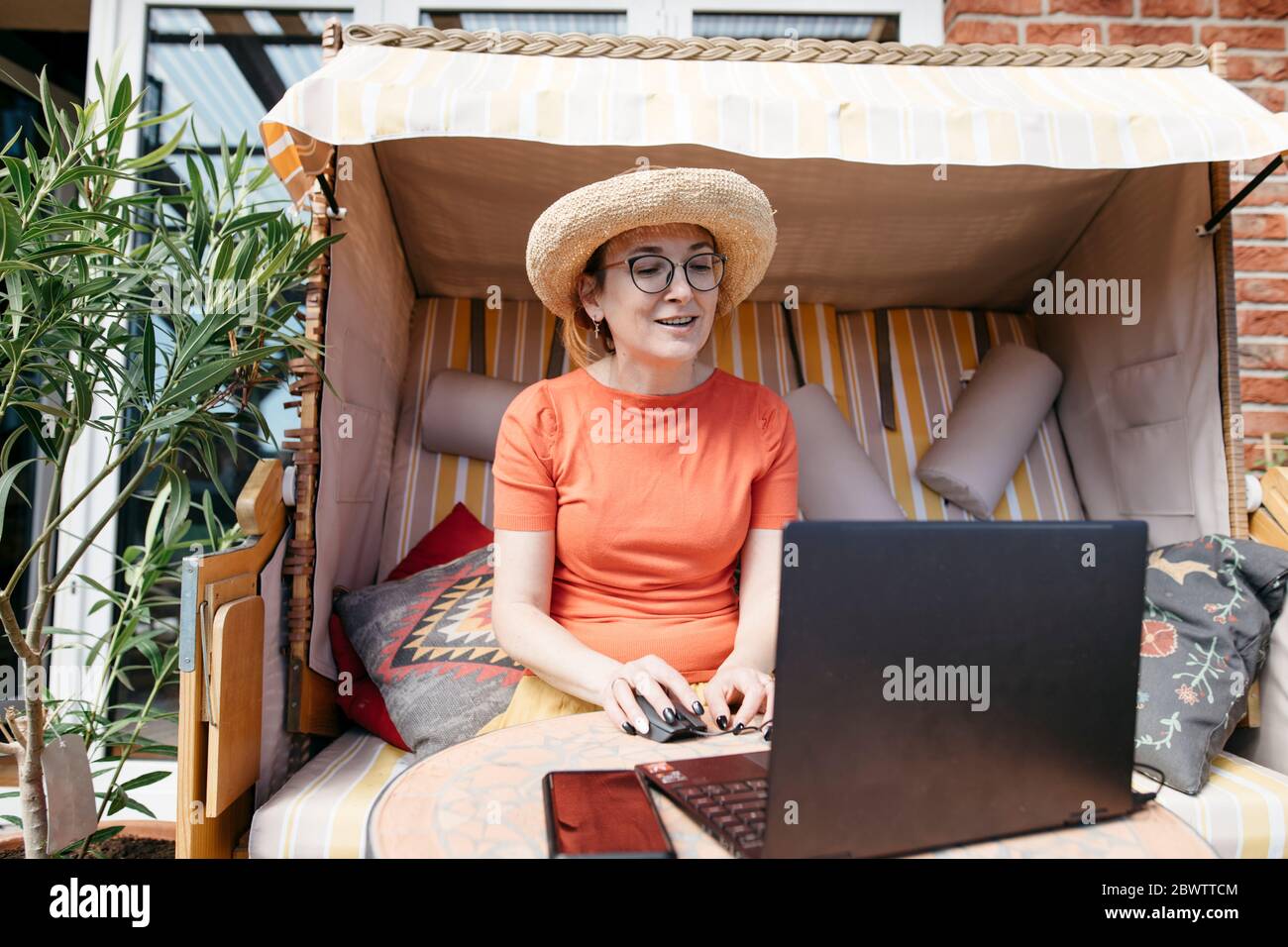 Portrait d'une femme mûre travaillant sur un ordinateur portable sur la terrasse Banque D'Images
