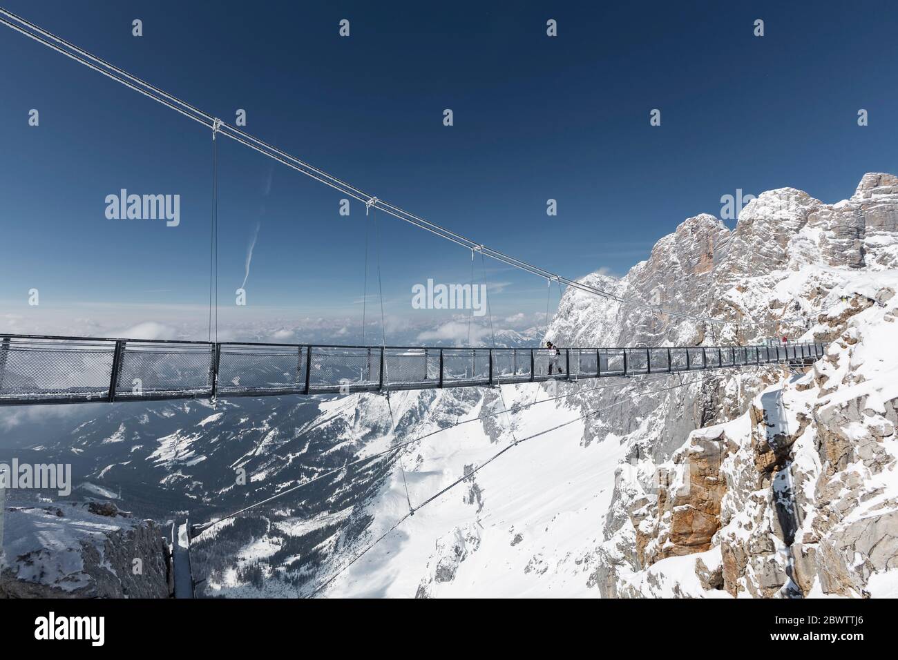 Autriche, Styrie, Schladming, Pont suspendu dans le massif de Hoher Dachstein Banque D'Images
