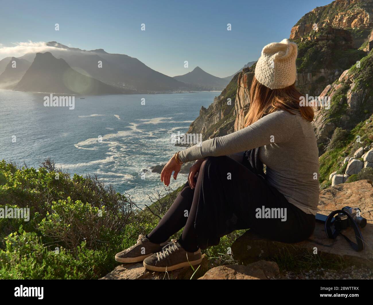 Femme profitant de la vue depuis le sommet d'une montagne, Chapman's Peak Drive, Afrique du Sud Banque D'Images