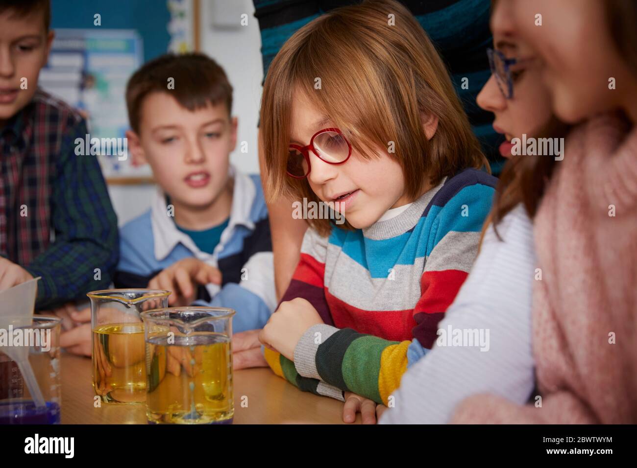 Groupe d'enfants dans une leçon de chimie scientifique Banque D'Images