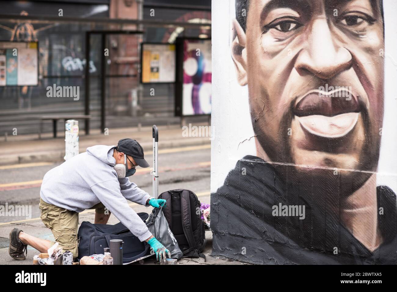 3 juin 2020. Manchester, Royaume-Uni. La foule se rassemble sur Stevenson Square tandis que l'artiste de rue français AKSE p19 complète une fresque de George Floyd. La fresque marque la mort de Floyd, un homme noir, après avoir été épinglé sous le genou d'un policier blanc à Minneapolis pendant près de neuf minutes. Crédit : Howard Harrison/Alay Live News Banque D'Images