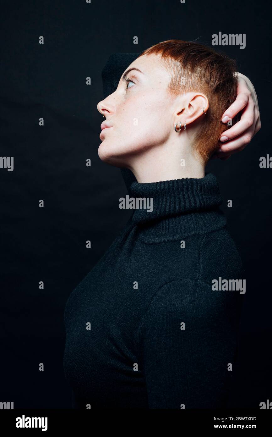 Studio portrait de jeune femme à tête rouge Banque D'Images