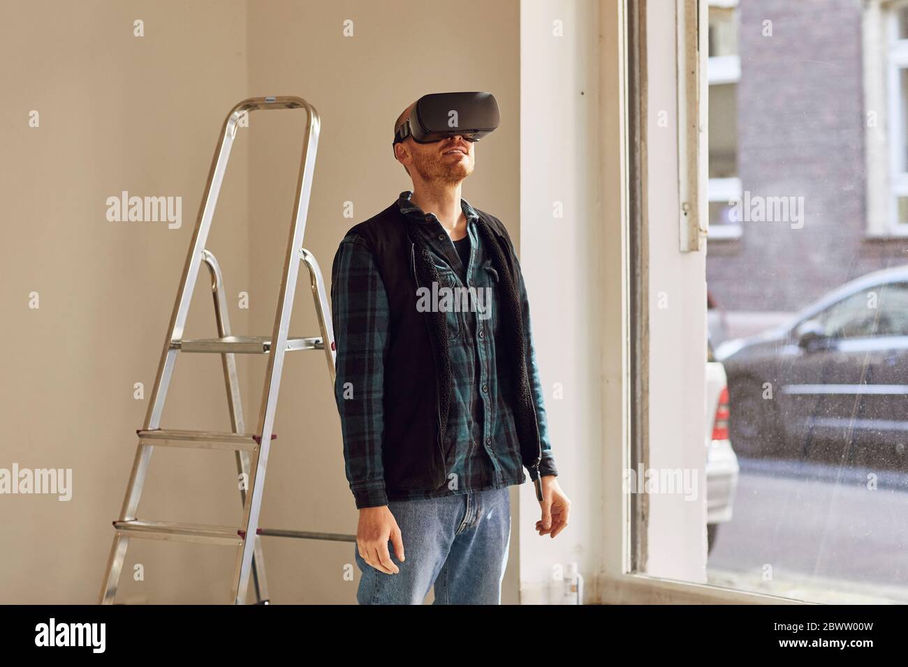 Homme rénolisant l'atelier à l'aide de lunettes VR Banque D'Images