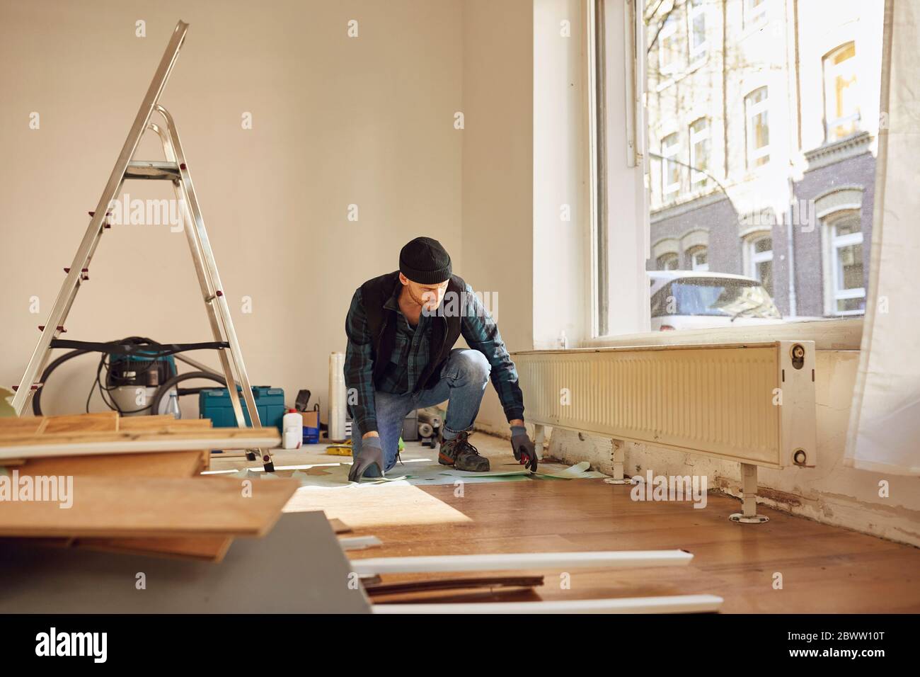 Homme de rénovation de l'atelier, pose de sols Banque D'Images