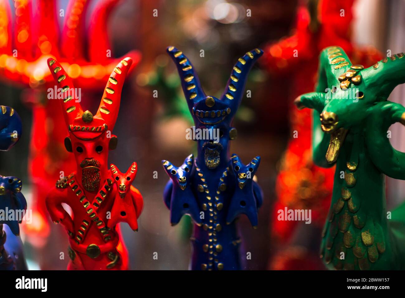 De belles poupées en bois coloré vintage dymkovo au marché. Les poupées de  Baphomet sont le symbole culturel des gens du culte satanique. Avec un  accent sélectif sur une poupée Photo Stock -