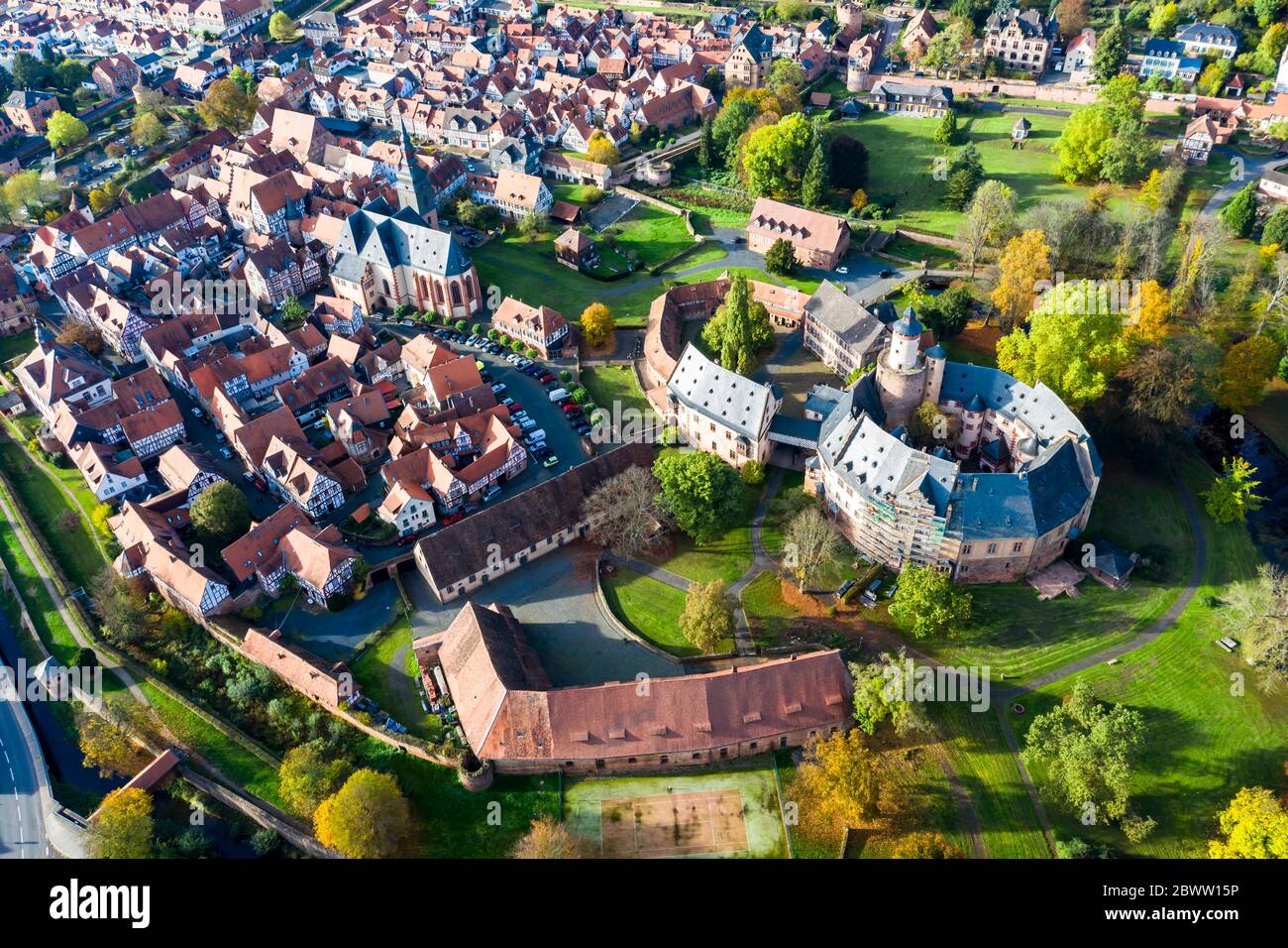 Allemagne, Hesse, Budingen, vue aérienne du château de Budingen et des maisons voisines en été Banque D'Images