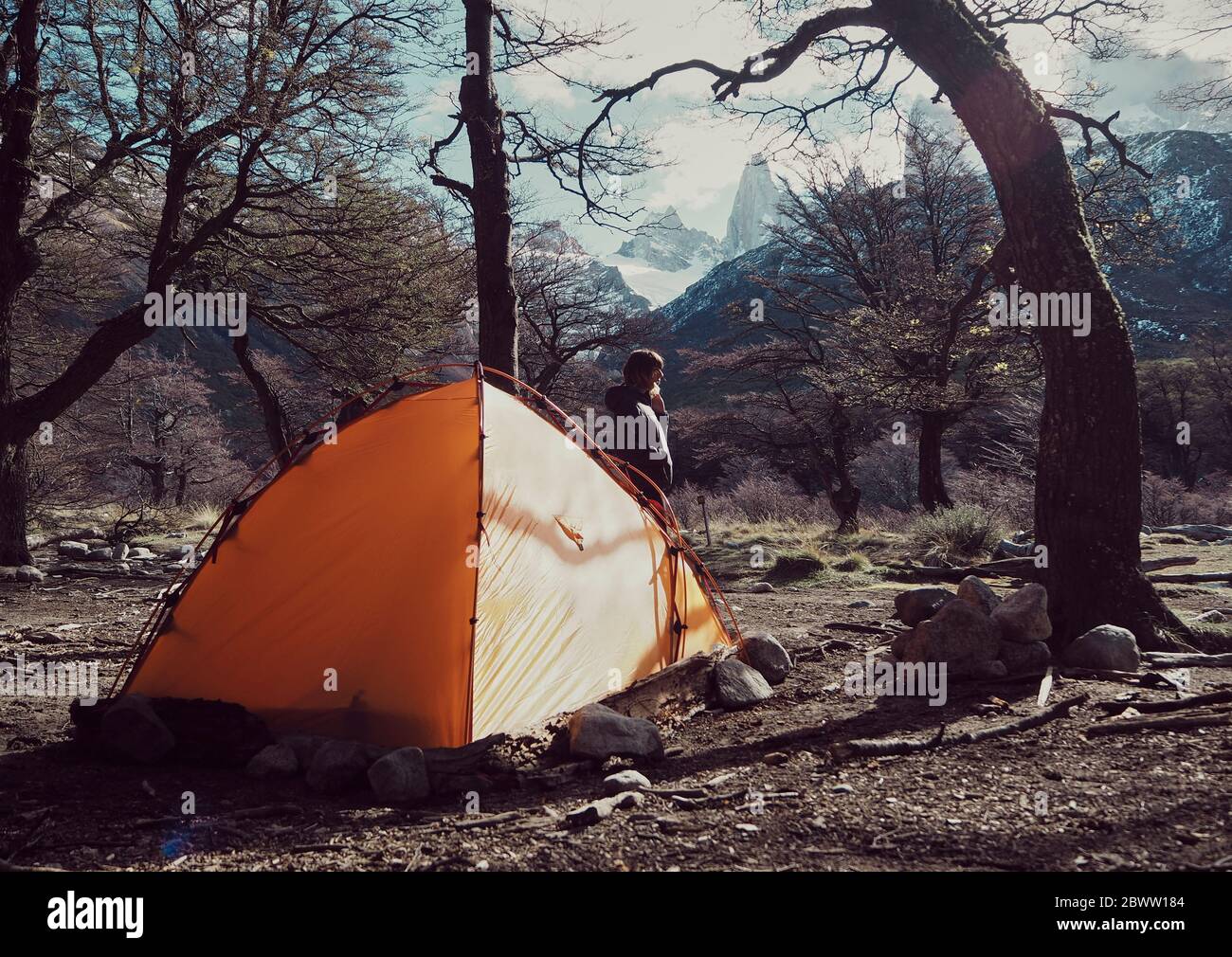 Femme campée dans la forêt avec sa tente de camping, El Chalten, Argentine Banque D'Images