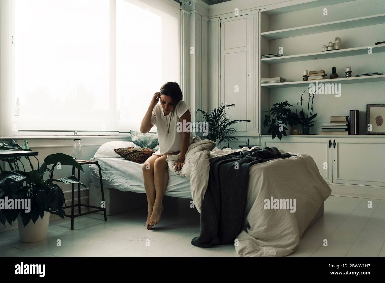Femme mature debout le matin Banque D'Images