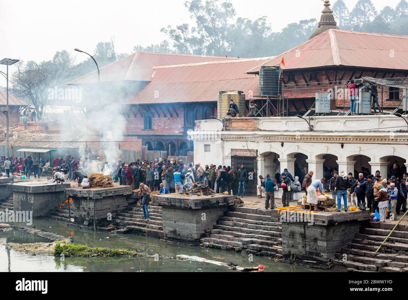 Katmandou, Népal - février 12,2018: Les Hindous créaient des corps morts selon des rituels hindous dans les locaux du temple de Pashupatinath de la rivière Bagmati à Ka Banque D'Images