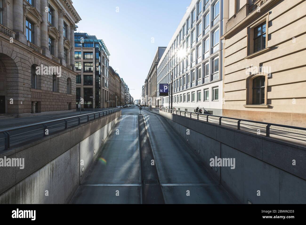 Allemagne, Berlin, rue vide de la ville pendant l'épidémie de COVID-19 Banque D'Images