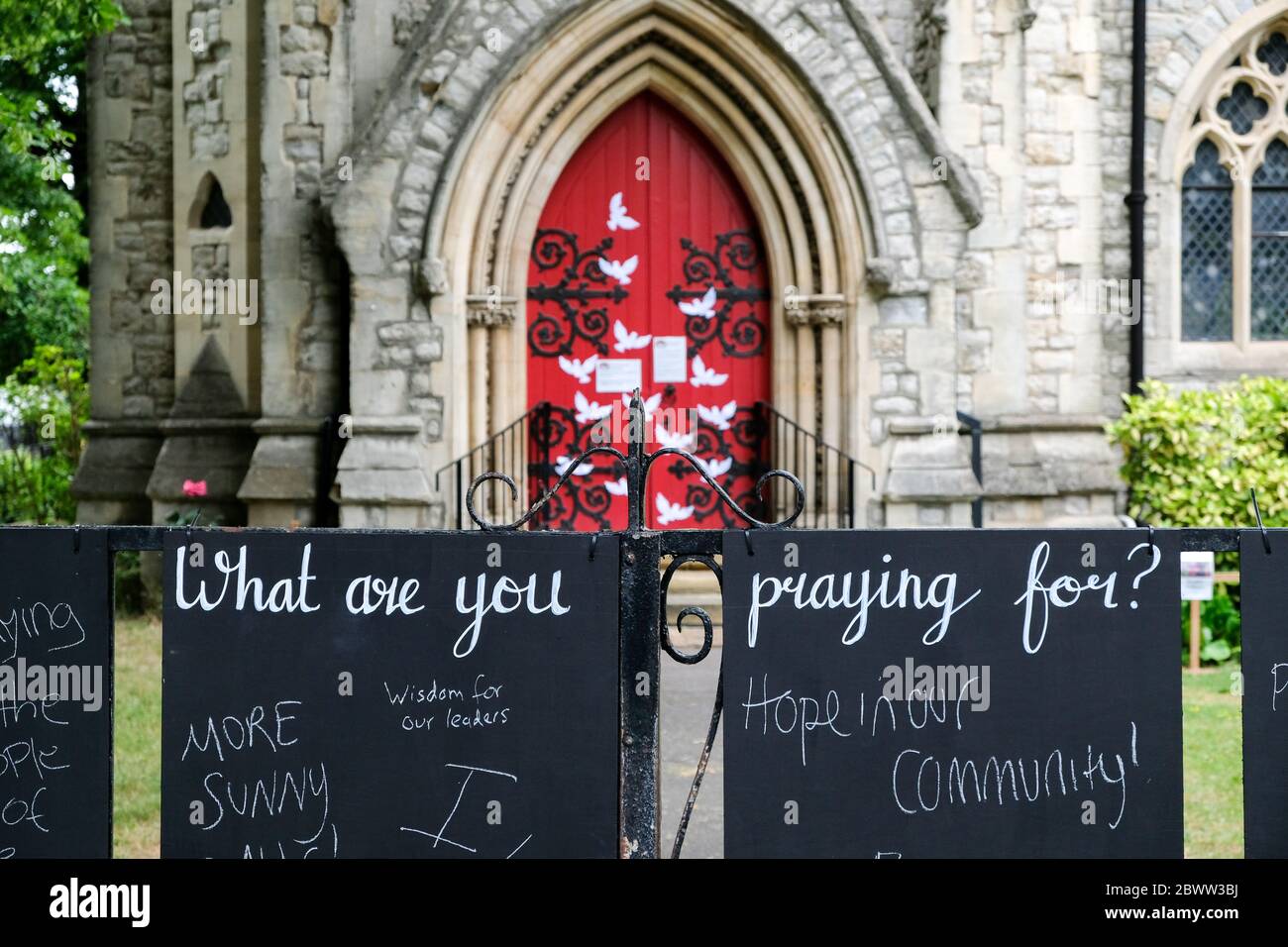St Anne's, Londres, Royaume-Uni. 3 juin 2020. Coronavirus : les portes de l'église Sainte-Anne portent l'inscription « que voulez-vous prier ? » avec des messages de la population locale. Crédit : Matthew Chattle/Alay Live News Banque D'Images