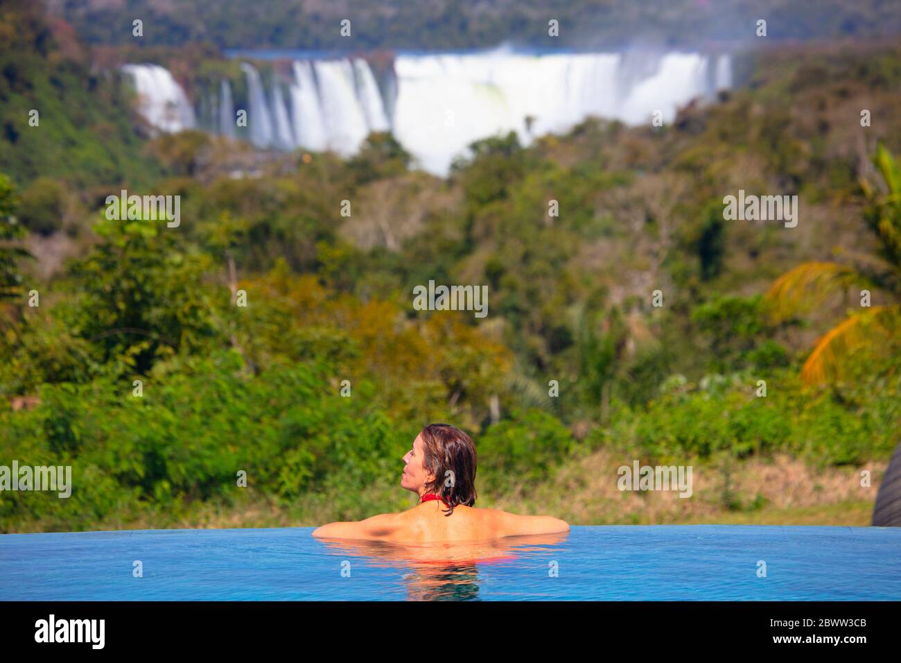 Femme dans la piscine à débordement avant les chutes d'Iguazu, Parc national d'Iguazu, Argentine Banque D'Images