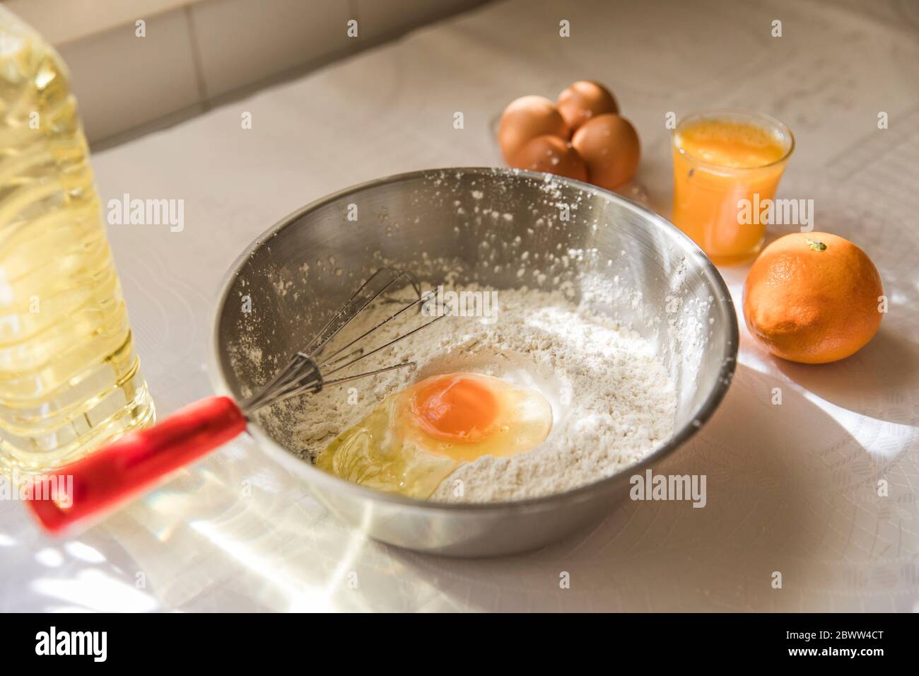 Ingrédients du gâteau dans un bol Banque D'Images
