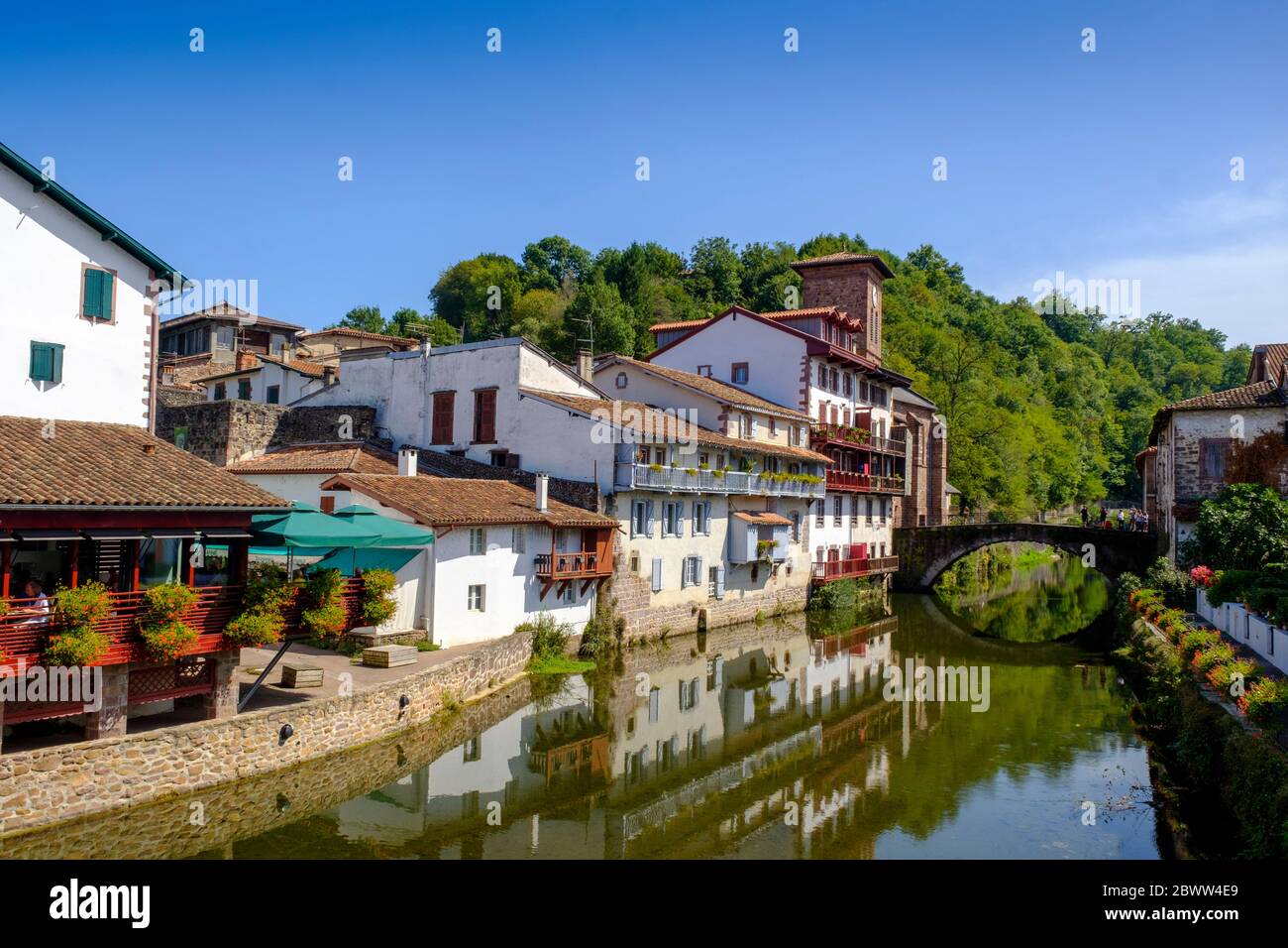 France, Pyrénées-Atlantiques, Saint-Jean-pied-de-Port, maisons anciennes et Pont Saint Jean qui se reflète dans le canal de Nive Banque D'Images