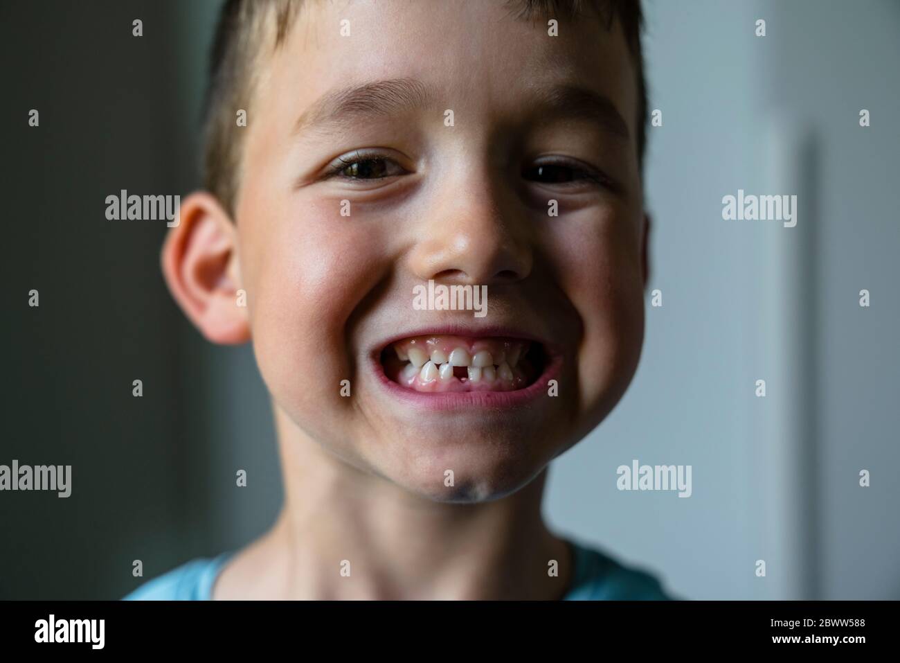 Portrait du petit garçon montrant son écart de dent Banque D'Images