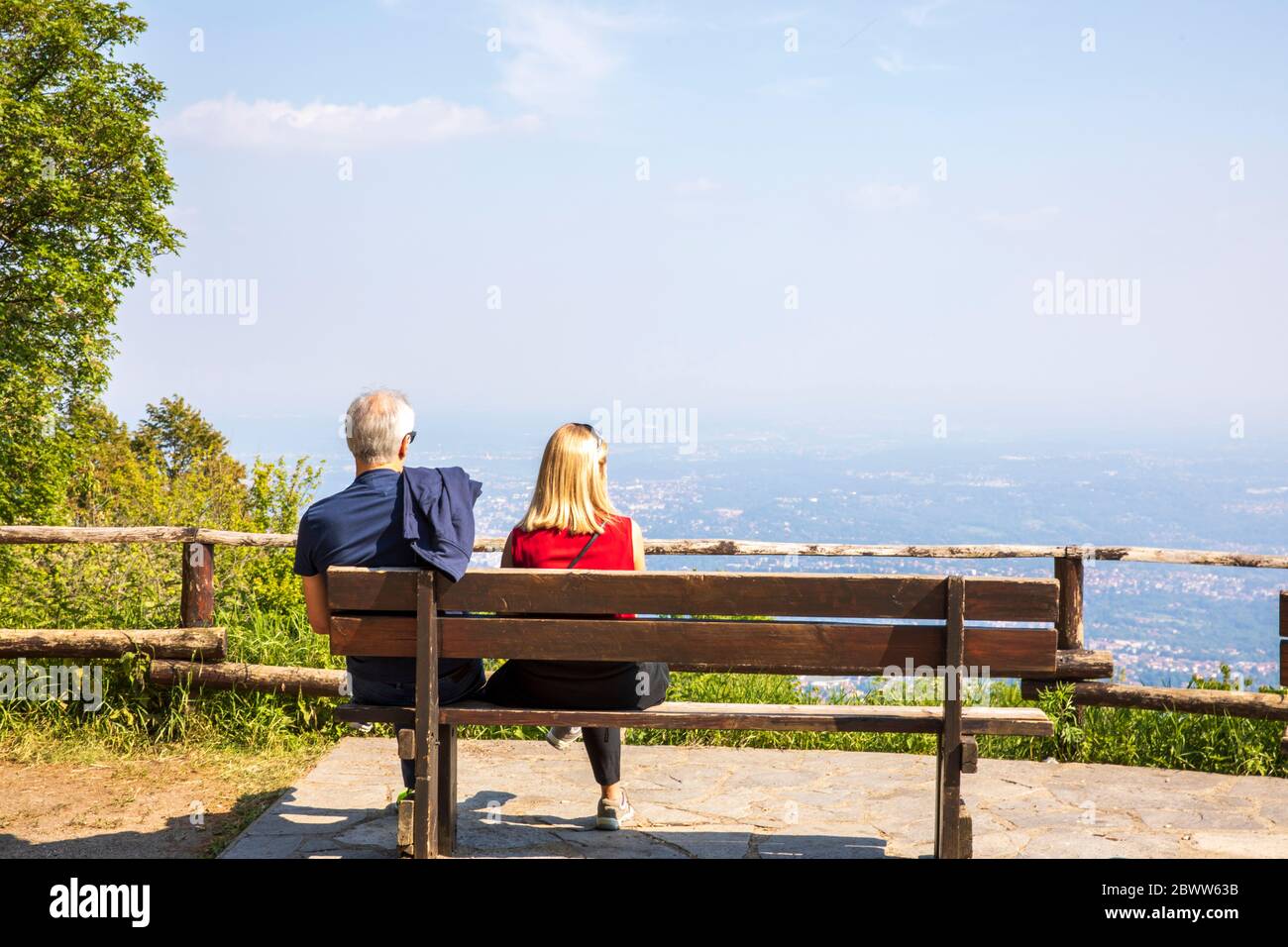 La vue sur la colline au sommet du parc régional Campo dei fiori, Varèse, Lombardie, Italie Banque D'Images