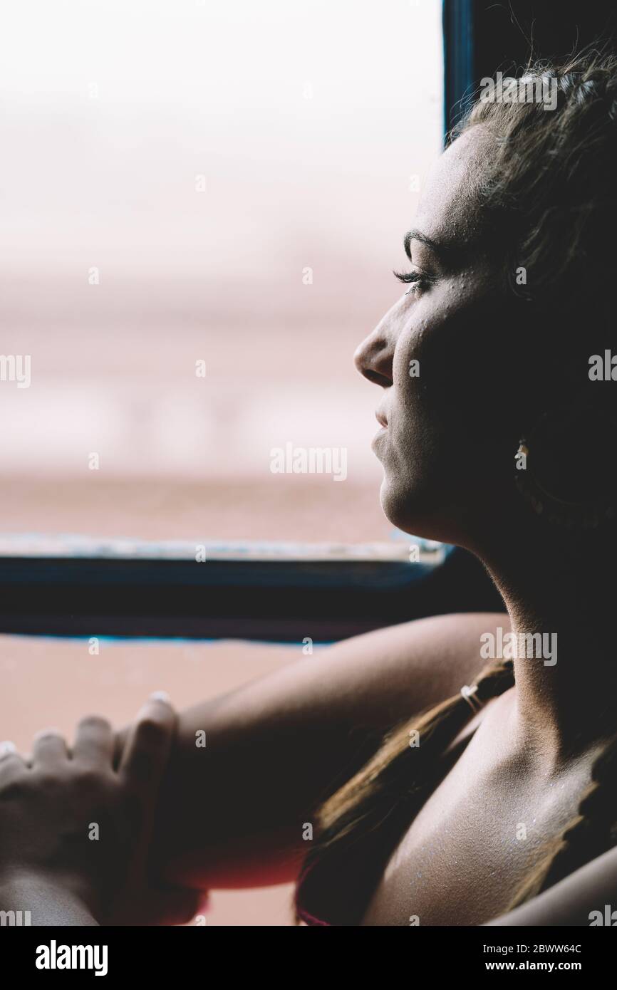 Profil de la jeune femme regardant par fenêtre, Maroc Banque D'Images