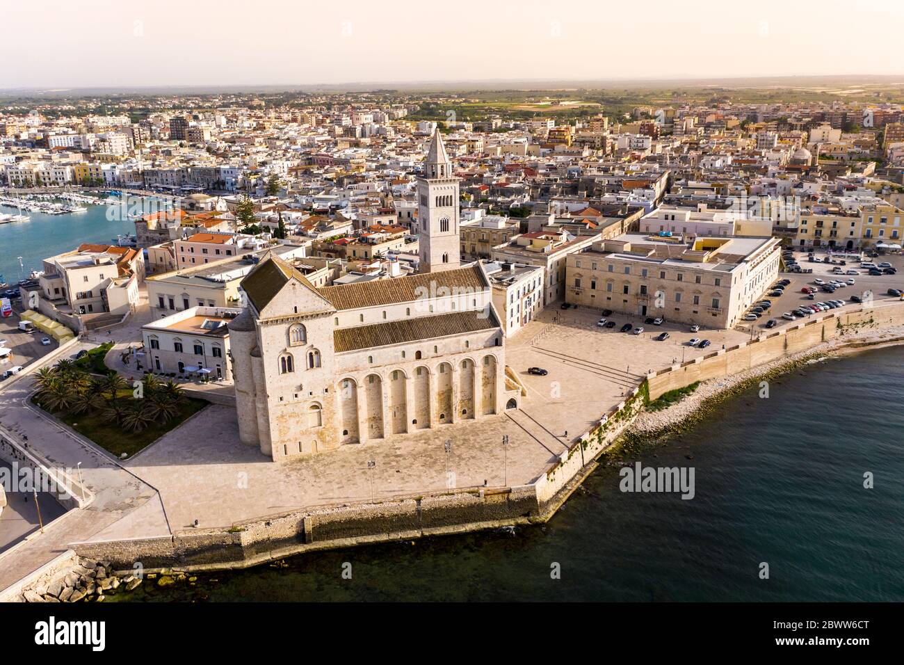 Italie, province de Barletta-Andria-Trani, Trani, vue en hélicoptère de la cathédrale de Trani en été Banque D'Images