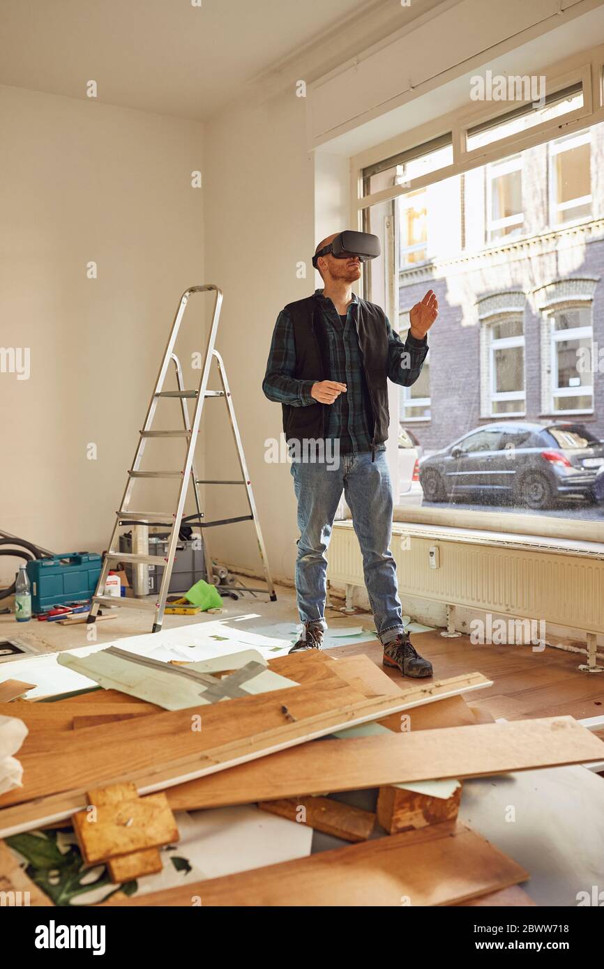 Homme rénolisant l'atelier à l'aide de lunettes VR Banque D'Images