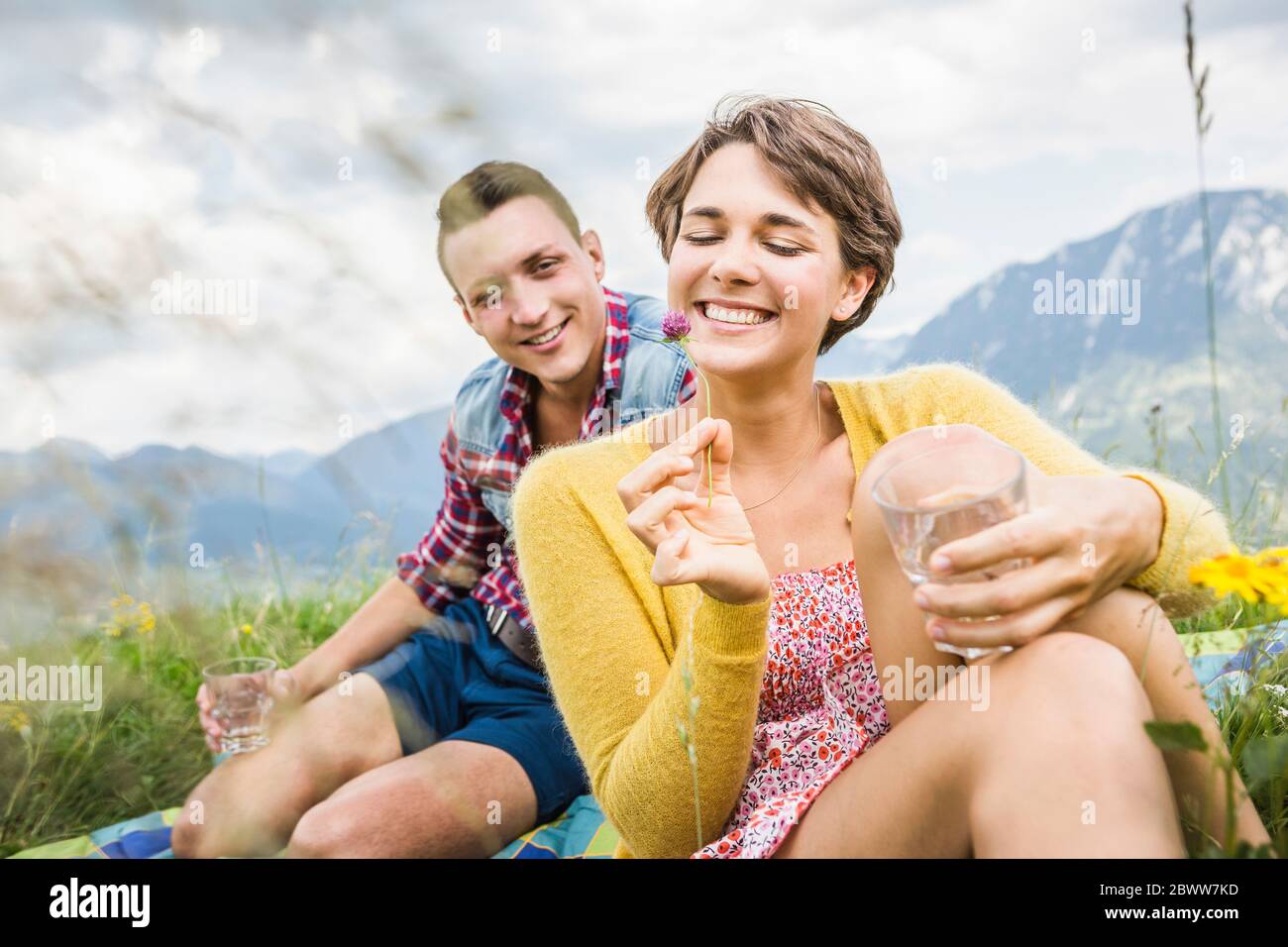 Couple pique-nique sur un pré dans les montagnes, Achenkirch, Autriche Banque D'Images