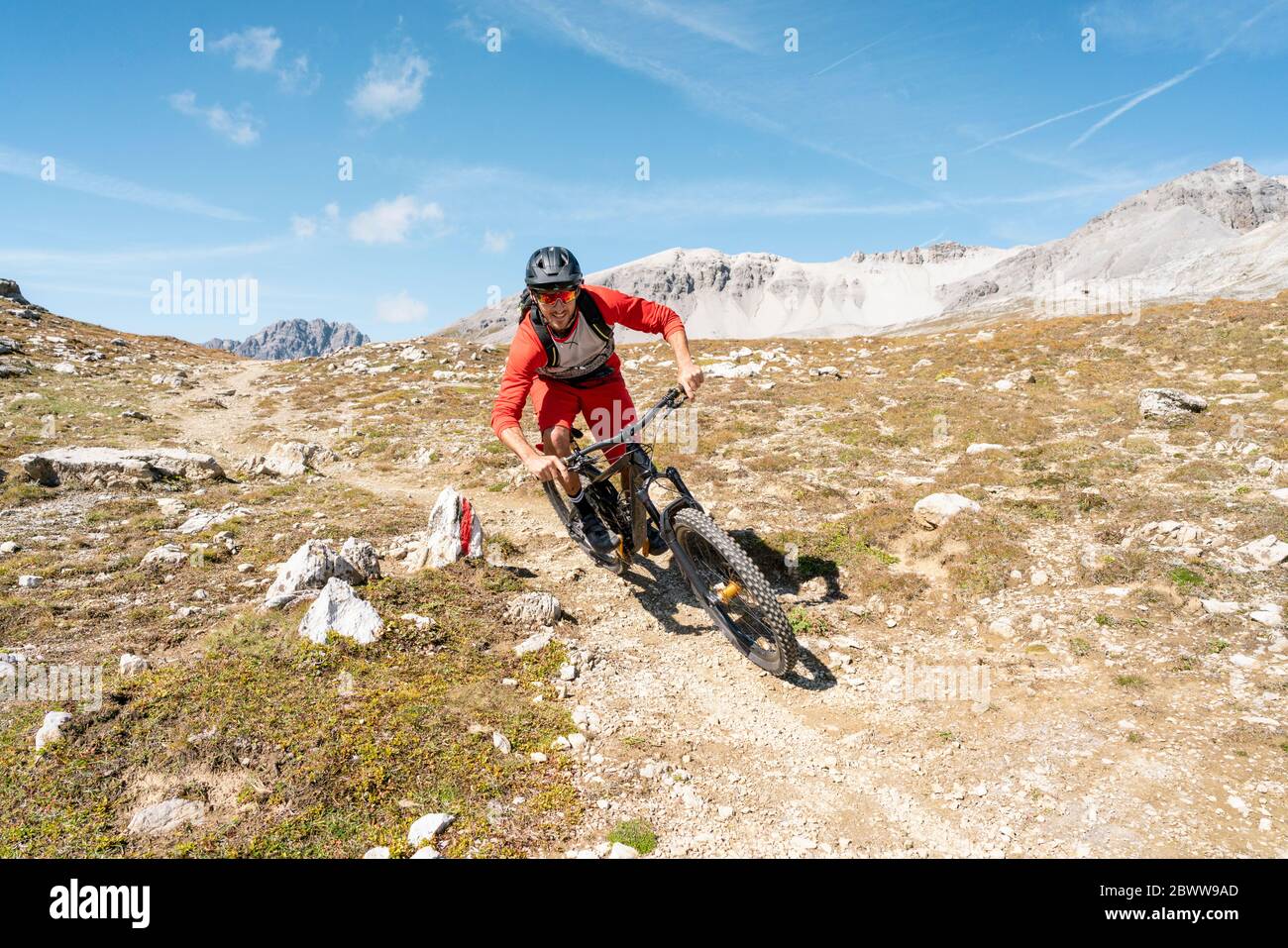 Homme à vélo de montagne, vallée de Munestertal, Grisons, Suisse Banque D'Images