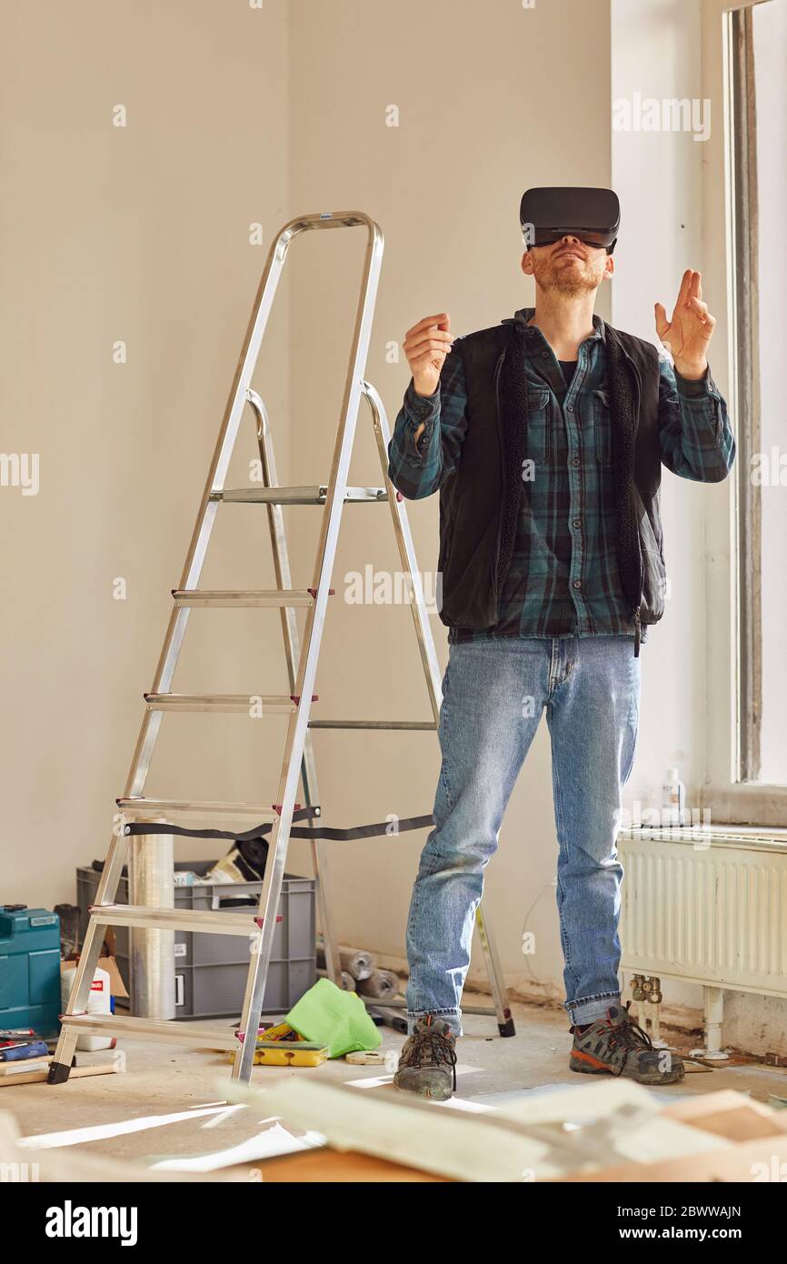 Homme rénolisant l'atelier à l'aide de lunettes VR Banque D'Images