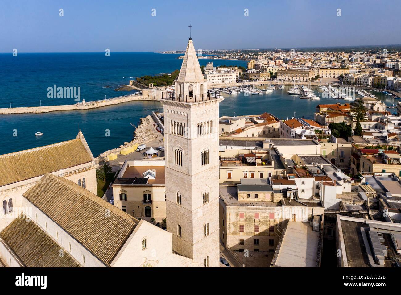 Italie, province de Barletta-Andria-Trani, Trani, vue en hélicoptère de la tour de la cathédrale de Trani Banque D'Images