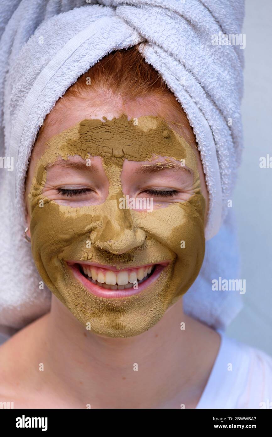 Portrait de fille adolescente en riant avec masque facial Banque D'Images