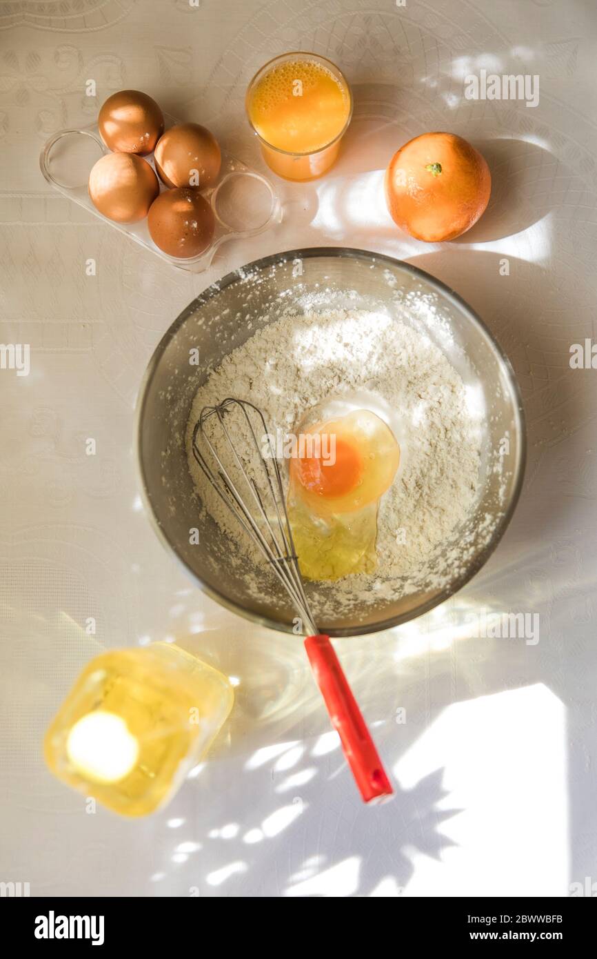Ingrédients du gâteau dans un bol Banque D'Images
