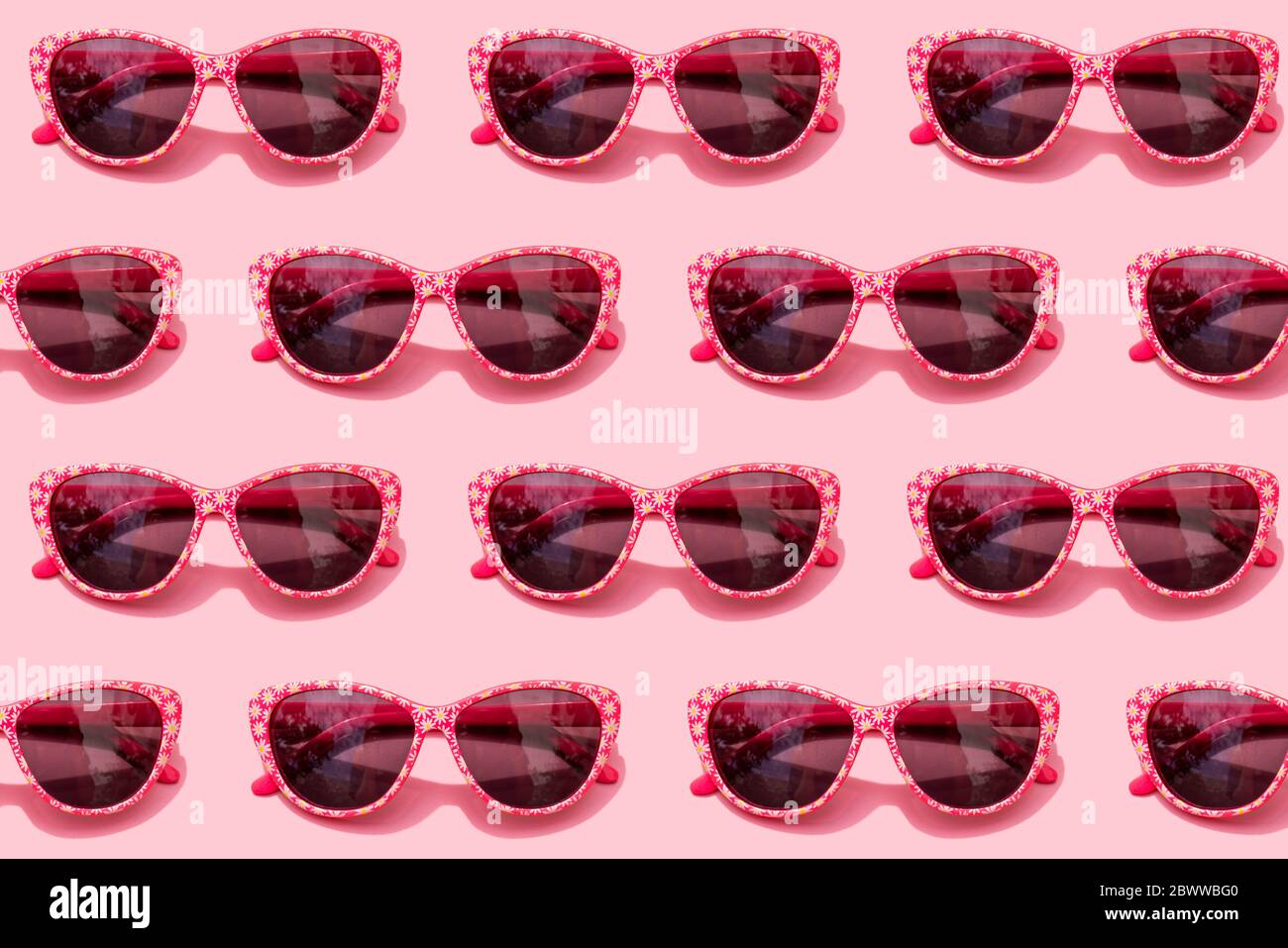 Motif de lunettes de soleil rétro rose sur fond rose pastel Banque D'Images