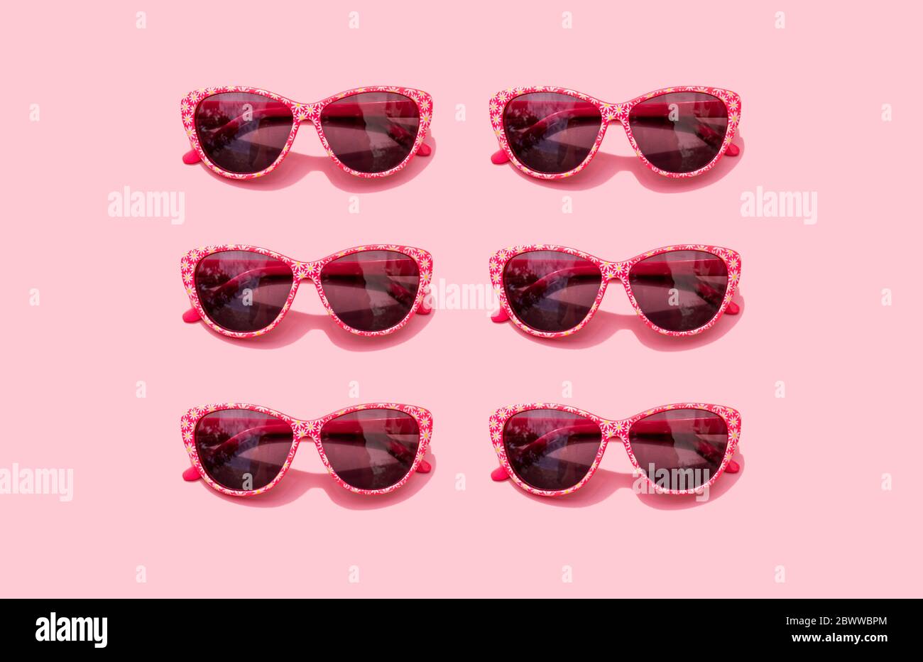 Lunettes de soleil rétro rose sur fond rose pastel Banque D'Images