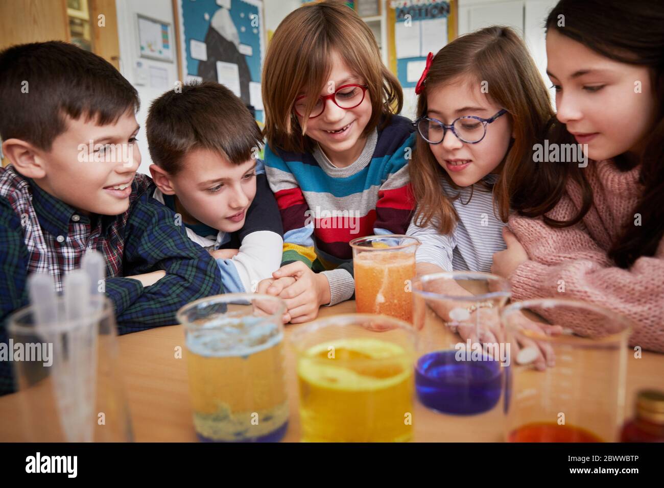 Groupe d'enfants dans une leçon de chimie scientifique Banque D'Images