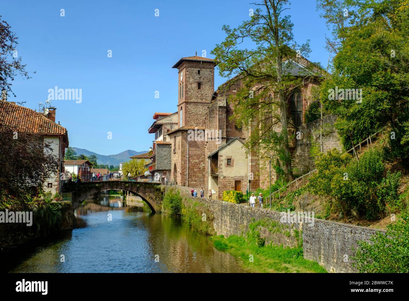 France, Pyrénées-Atlantiques, Saint-Jean-pied-de-Port, Pont Saint Jean qui s'étend sur le canal de Nive Banque D'Images