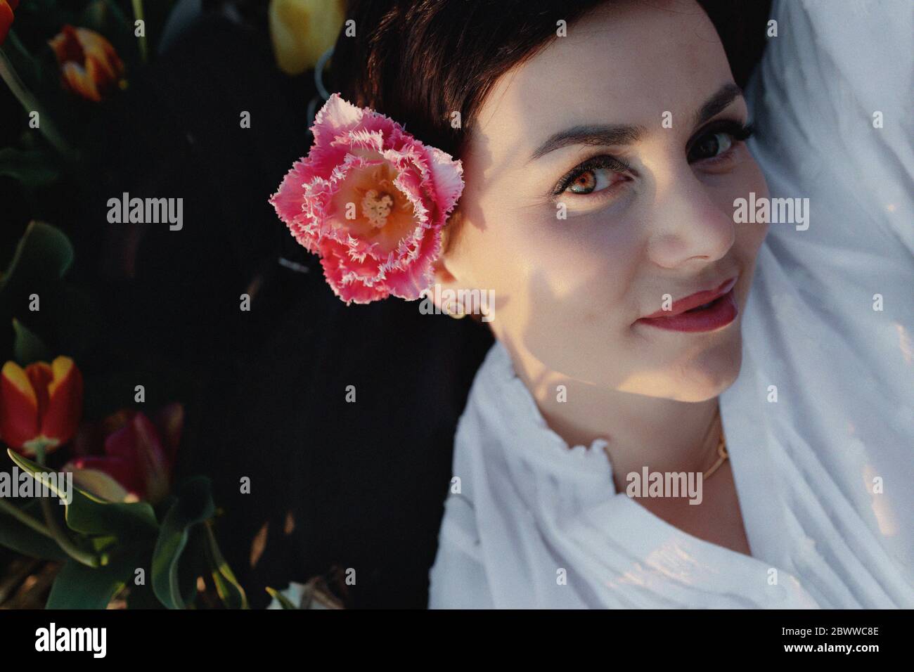 Portrait d'une femme portant une tulipe à franges Banque D'Images