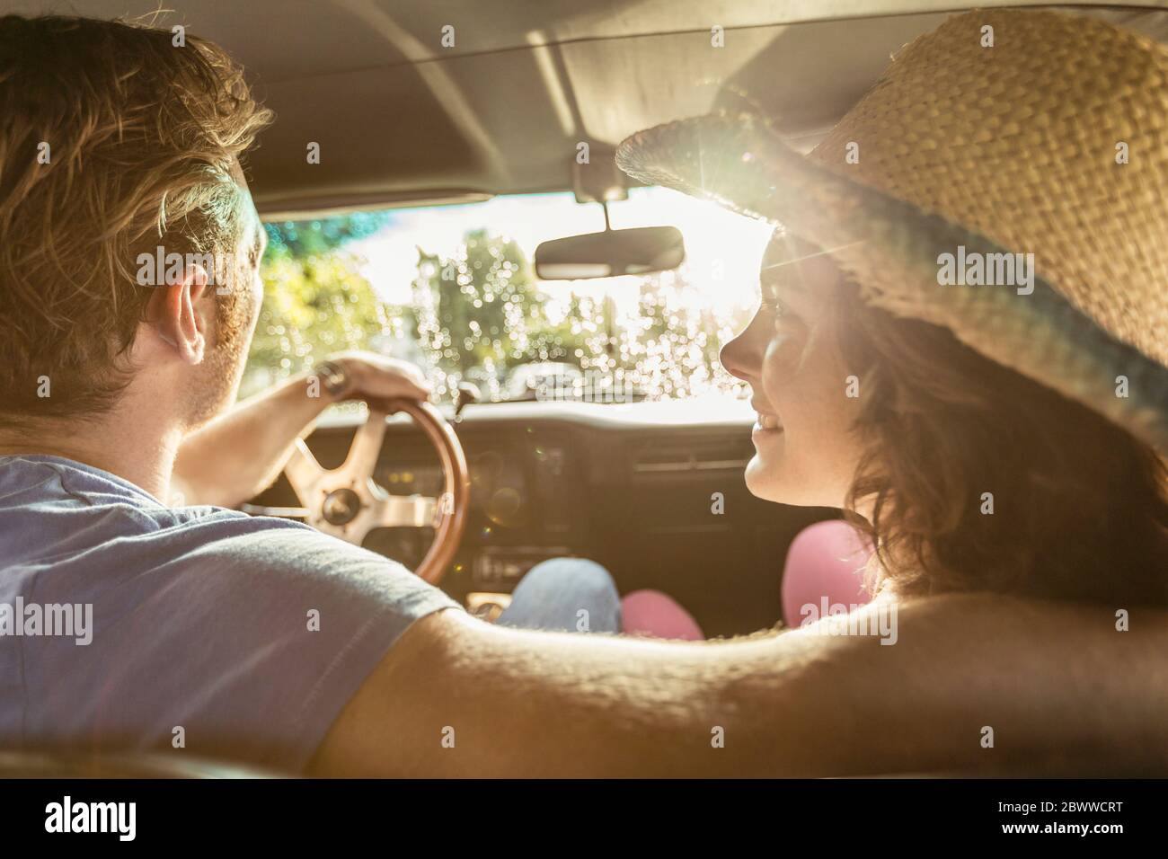 Couple amoureux en voiture vintage Banque D'Images
