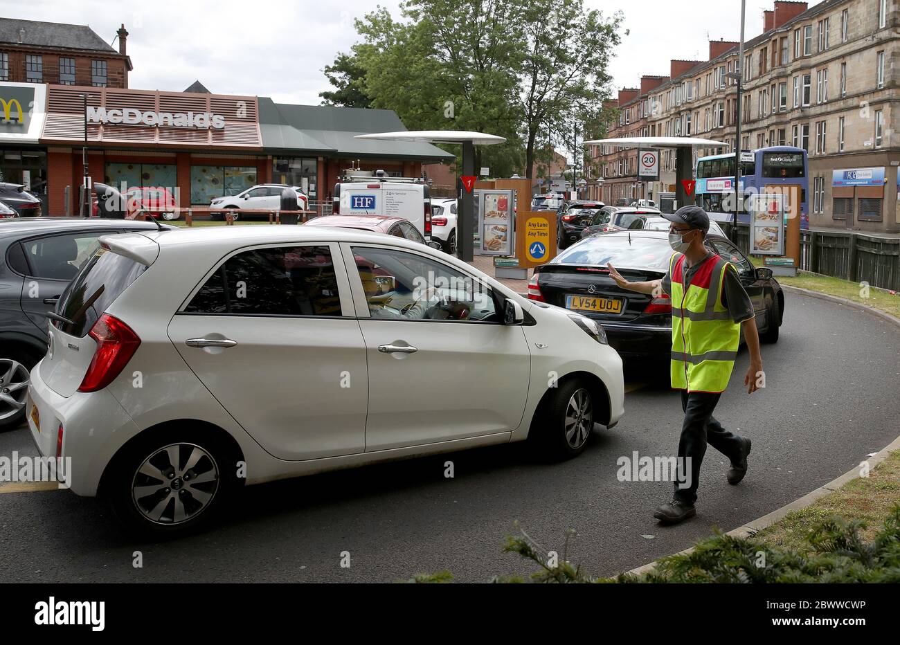 Les voitures sont dirigées vers la conduite de McDonald's à Pollokshaws, Glasgow, alors qu'il a été annoncé que la course devait rouvrir alors que l'Écosse entre dans la phase 1 du plan du gouvernement écossais pour lever progressivement le verrouillage. Banque D'Images