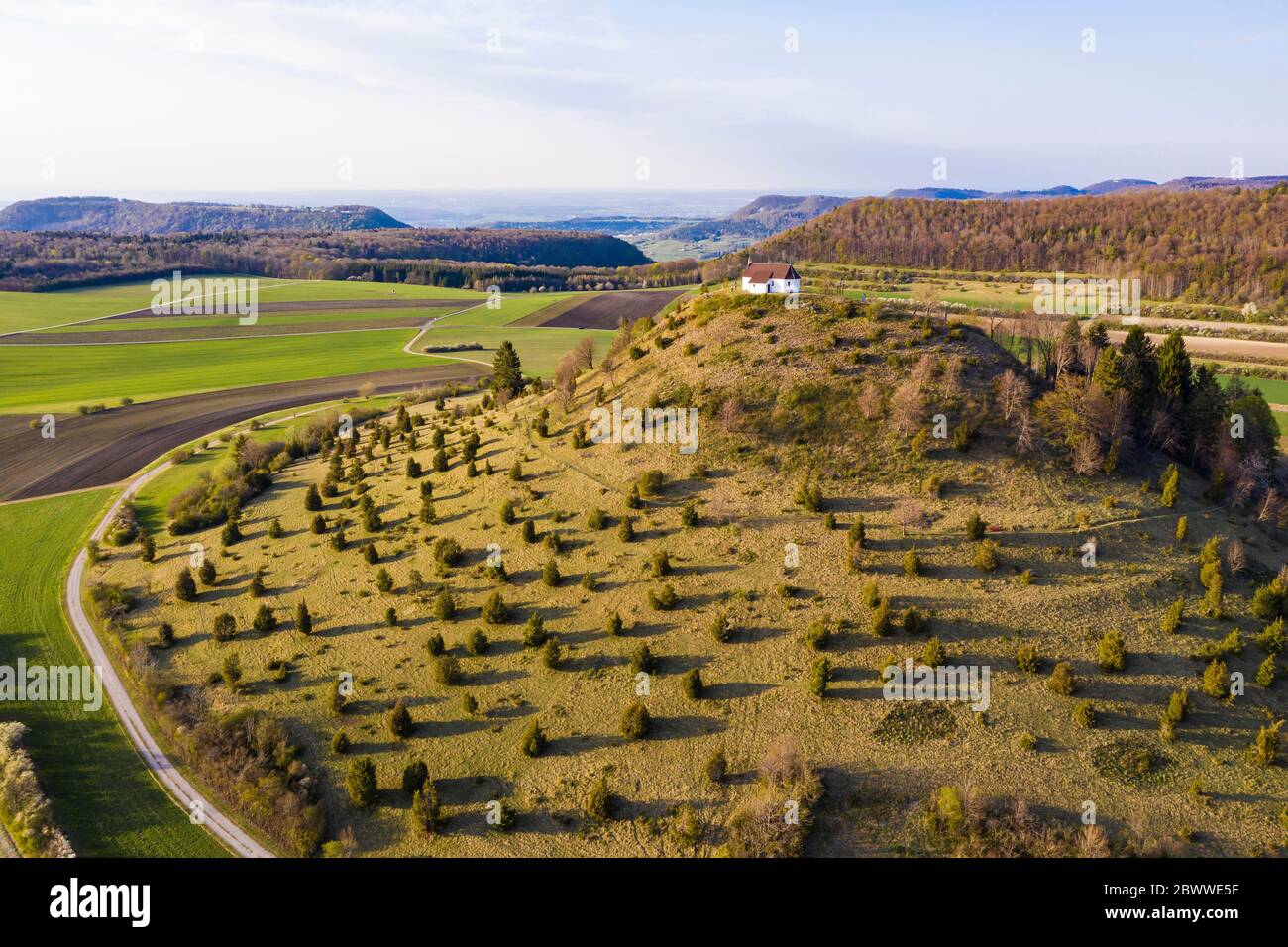 Allemagne, Bade-Wurtemberg, Burladingen, vue aérienne de Salmendinger Kapelle, au sommet de la colline de Kornbuhl Banque D'Images
