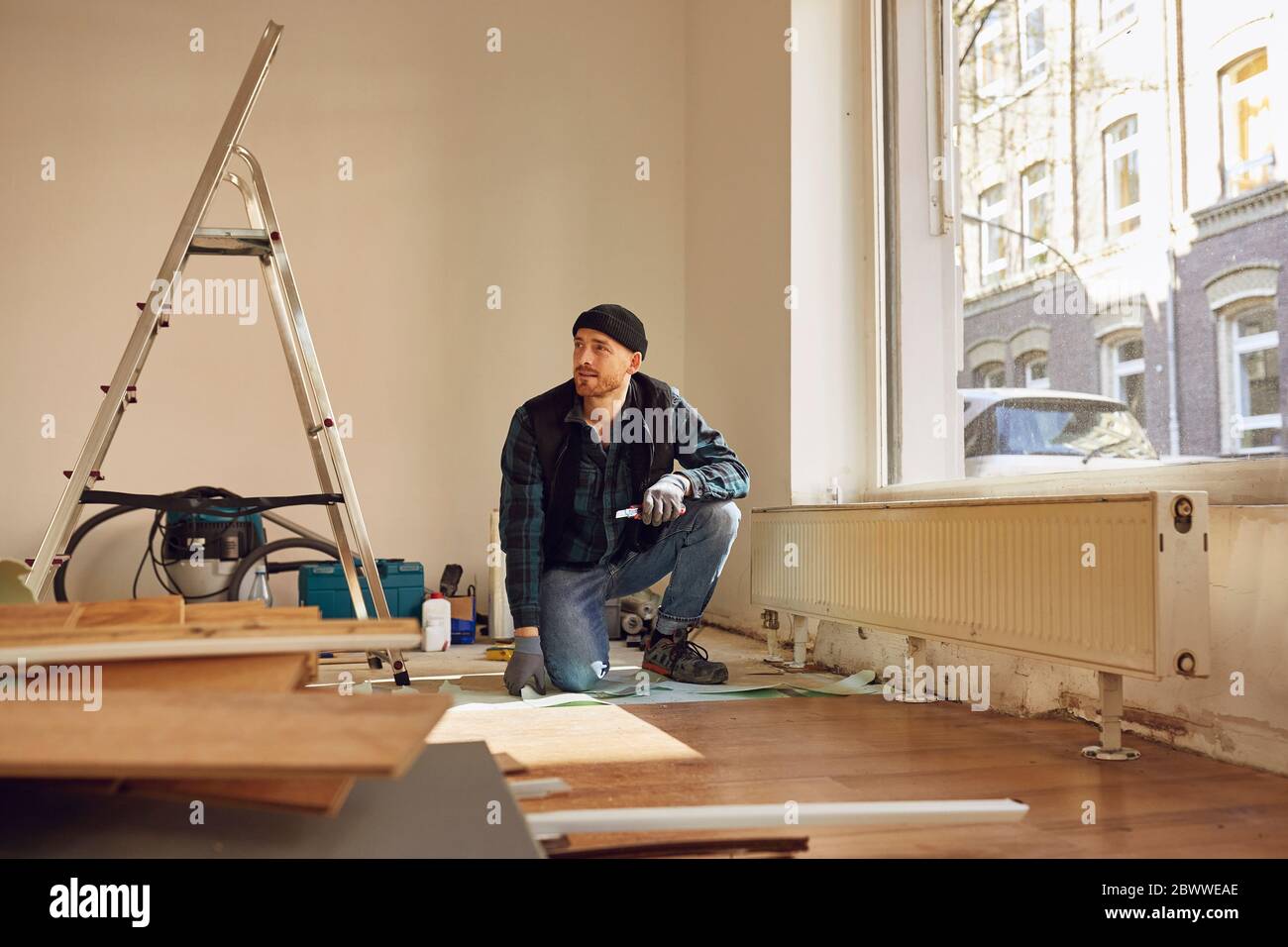Homme de rénovation de l'atelier, pose de sols Banque D'Images