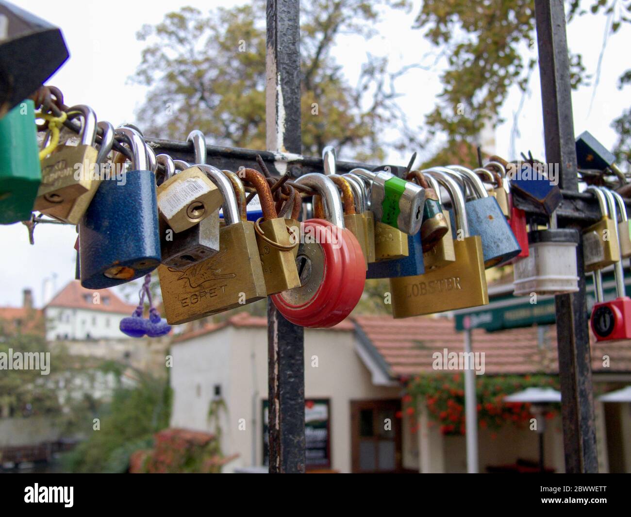 Les cadenas sont fixés au pont des amoureux près du mur John Lennon, du pont Charles et de la Vltava à Prague - Praha, République tchèque. Banque D'Images