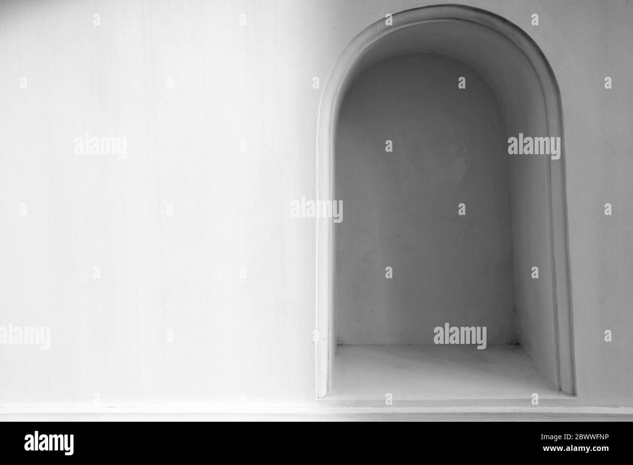 Trou de fenêtre dans un fond de texture de paroi en béton. Banque D'Images