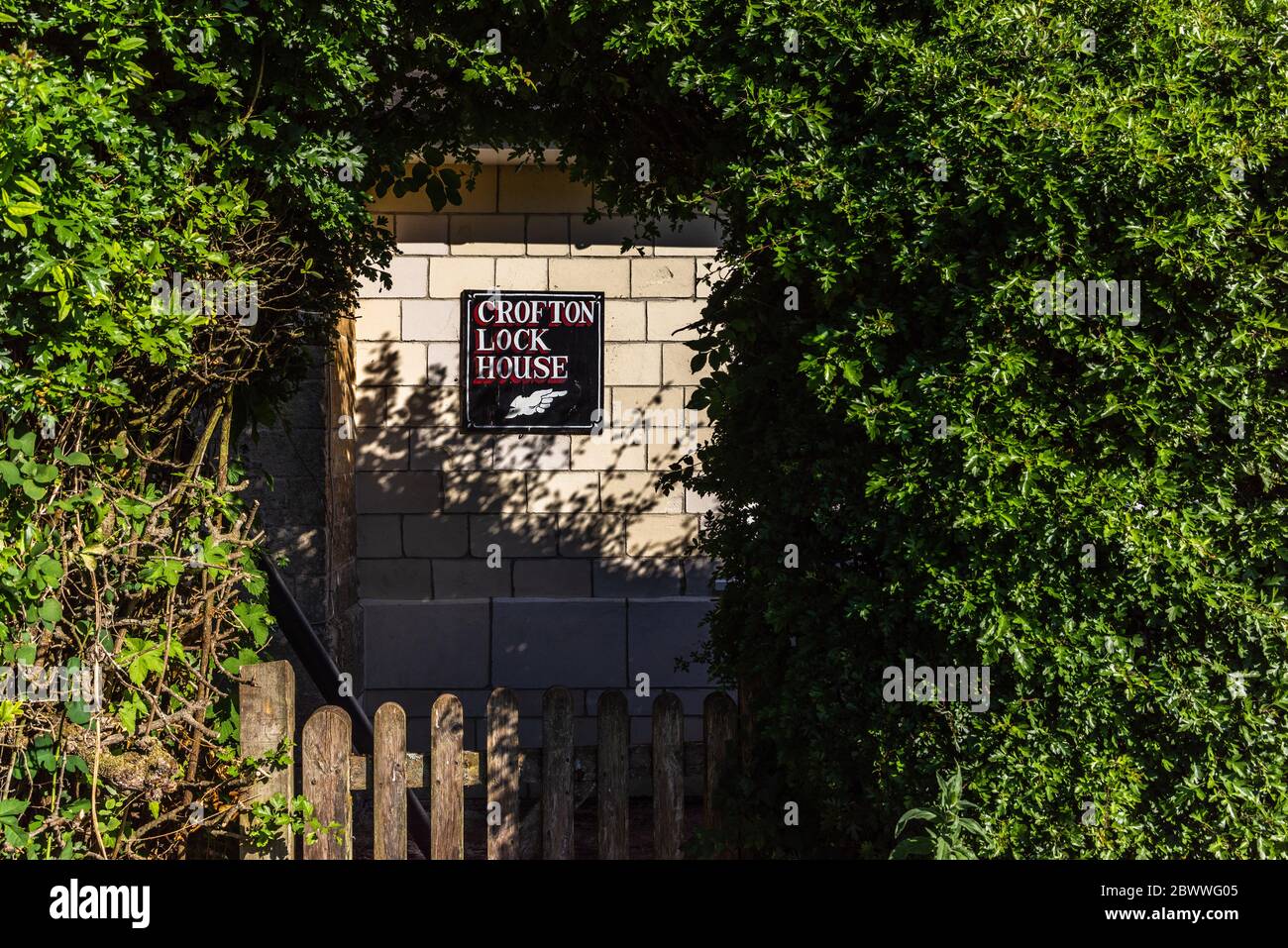 Panneau sur une propriété montrant la direction de l'écluse de Crofton, une propriété autrefois utilisée par le gardien de l'écluse de Crofton, Wiltshire, Royaume-Uni Banque D'Images