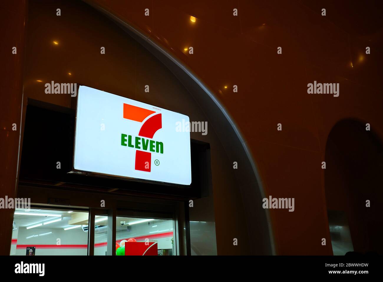 BANGKOK, THAÏLANDE - 13 DÉCEMBRE 2018 : panneau Seven Eleven, c'est un célèbre magasin de proximité en Thaïlande et a ouvert son premier magasin 7-Eleven en en 1989. Banque D'Images