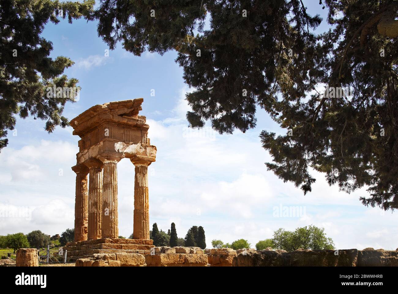 Italie, Agrigento. Vallée des temples, Temple du Dioscuri (vers le milieu du 5ème siècle av. J.-C.). Banque D'Images