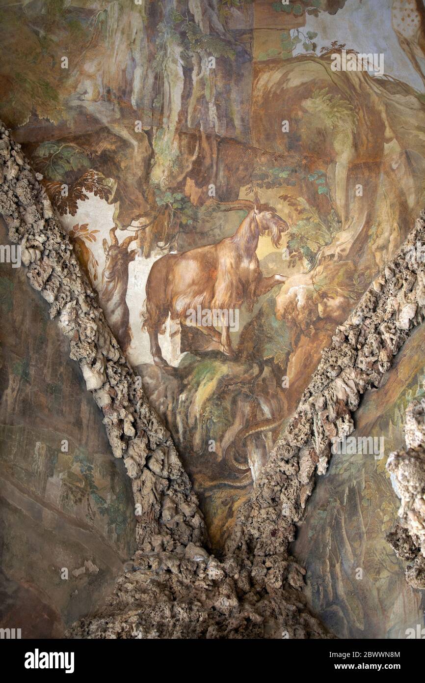 Italie, Florence. Jardins Boboli, grotte de Buontalenti (également connue sous le nom de Grotta Grande ou Grande Grotto), 1583-1593. Détail de la première chambre avec chabp Banque D'Images