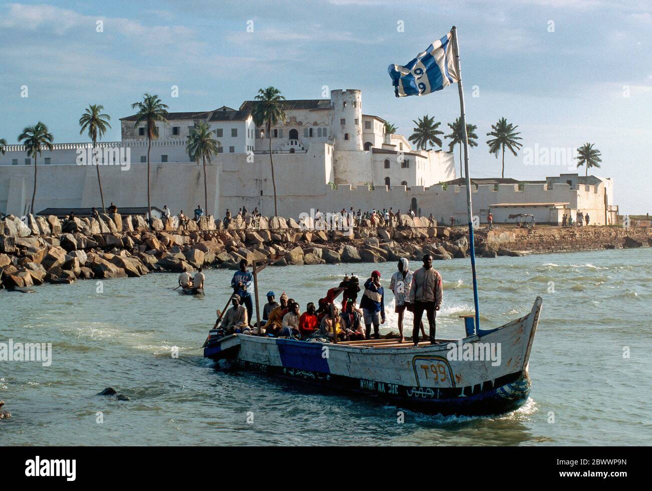 Ghana : fort Elmina, sur la Côte d'Or, a été construit par les Portugais en 1471 et a été le centre de la traite des esclaves. De là, la plupart des esclaves ont été expédiés en Amérique et dans d'autres parties du monde. C'est le plus ancien bâtiment européen des tropiques. --- Ghana: DAS fort Elmina wurde im Jahre 1471 von den Portugiesen erbaut und war die Zentrale des Sklavenhandels. Von Wüber aus wurden die meisten Sklaven nach Amerika und anderen Teilen der Welt verschifft. Es ist das aelteste europaeische Bauwerk in den Tropen. Banque D'Images