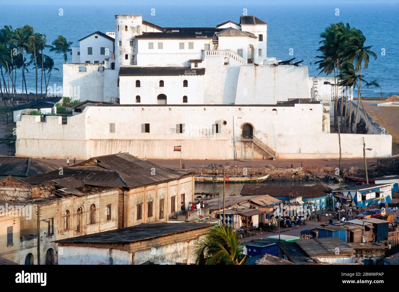 Ghana : fort Elmina, sur la Côte d'Or, a été construit par les Portugais en 1471 et a été le centre de la traite des esclaves. De là, la plupart des esclaves ont été expédiés en Amérique et dans d'autres parties du monde. C'est le plus ancien bâtiment européen des tropiques. --- Ghana: DAS fort Elmina wurde im Jahre 1471 von den Portugiesen erbaut und war die Zentrale des Sklavenhandels. Von Wüber aus wurden die meisten Sklaven nach Amerika und anderen Teilen der Welt verschifft. Es ist das aelteste europaeische Bauwerk in den Tropen. Banque D'Images